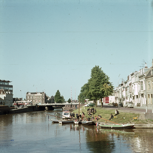119644 Gezicht over de Stadsbuitengracht te Utrecht, met rechts de Weerdsingel W.Z. en op de achtergrond de Westerbrug.
